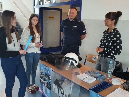 Swoją profesję podczas targów pracy promowali policjanci z Ciechanowa  