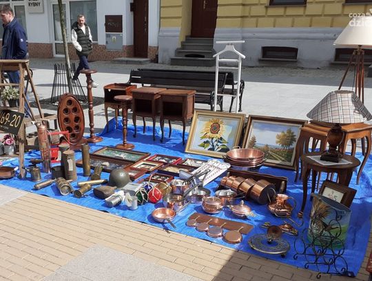 Sympatycy nieco wiekowych artykułów mogli poczuć się usatysfakcjonowani podczas pchlego targu w Ciechanowie