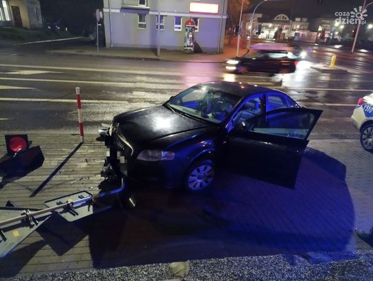 Szaleńcza jazda ulicami Ciechanowa! Kierowca audi pędził 122 km/h i zignorował czerwone światło