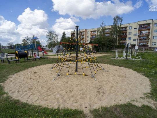 Szkoła Podstawowa nr 3 w Ciechanowie z nowym placem zabaw