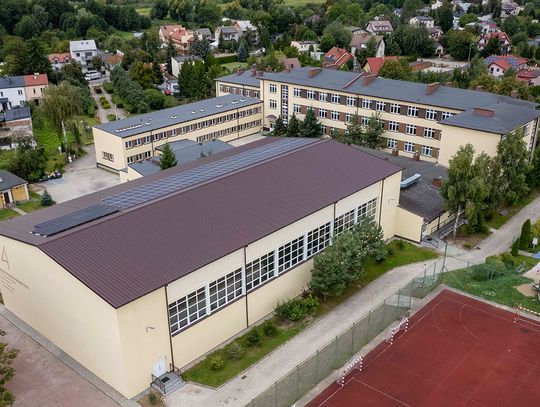 Nowa elewacja SP nr 4 – cieplej, nowocześniej i taniej w utrzymaniu