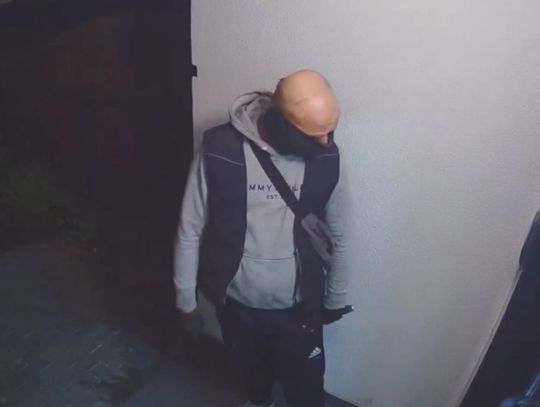 Szukają tego złodzieja! Ukradł pięć rowerów i hulajnogę
