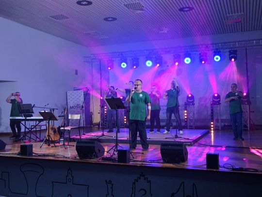 Uczestmicy Warsztatu Terapii Zajęciowej w Ciechanowie występują na scenie