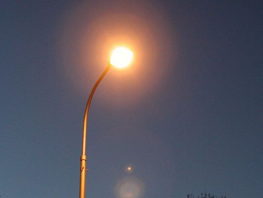 Tam lampy świecą bez żadnych ograniczeń. Maków nie oszczędza na oświetleniu