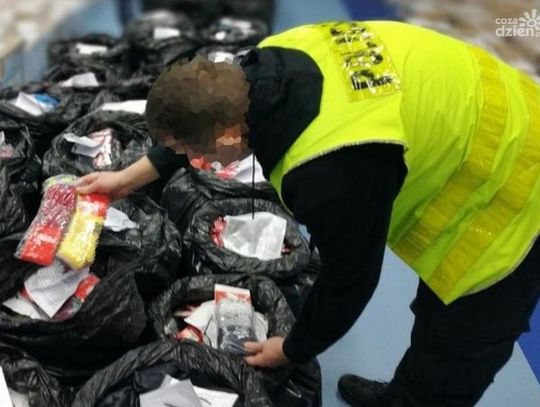 To nie ubrania światowych marek, a podróbki warte tysiące. Bezlitosna kontrola na miejskim targowisku