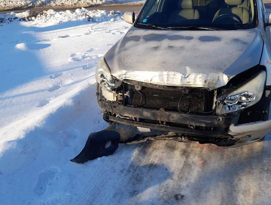 Toyota zderzyła się z szynobusem. Kierowca miał dużo szczęścia