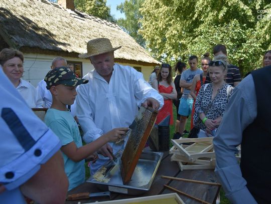 Tradycyjne Miodobranie w Sierpeckim Skansenie