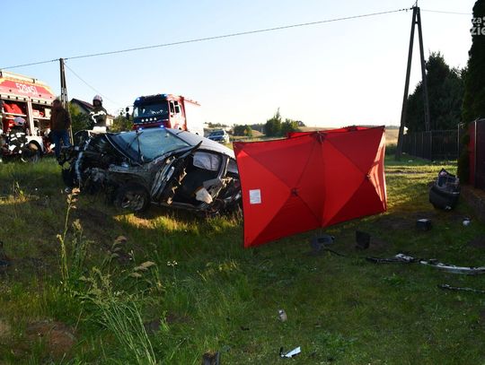 Tragiczny wypadek pod Mławą. Nie żyje 26-letni kierowca, troje rannych