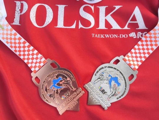Medale: srebrny i brązowy leżą na koszulce z napisem Polska