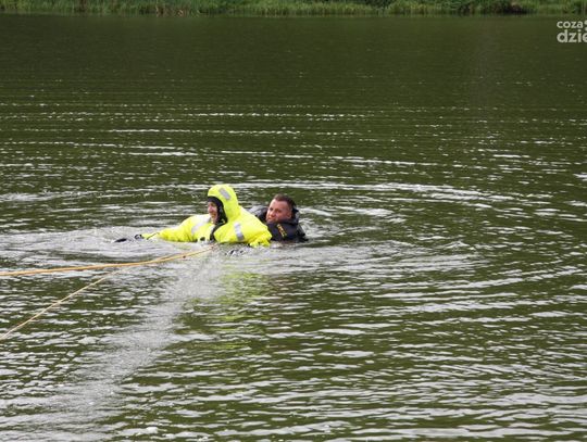Trening czyni mistrza. Funkcjonariusze policji i straży pożarnej trenowali działania ratownicze w wodzie i nad wodą