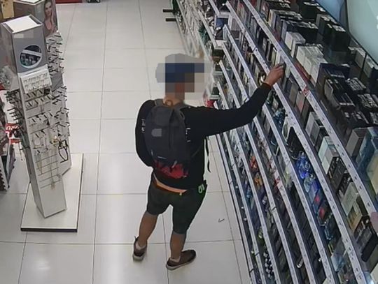 Tropem kamer sklepowych - złodziej wynosił alkohol i perfumy