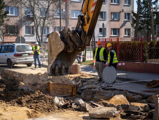 Trwa przebudowa ul. Asnyka w Ciechanowie. Na początek kanalizacja