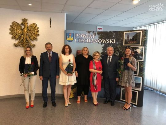Trzy nauczycielki z powiatowych placówek oświatowych uzyskały awanse na wyższe stopnie zawodowe