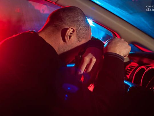 Twierdził, że nic nie pił, mimo że miał trzy promile alkoholu i zasnął za kierownicą