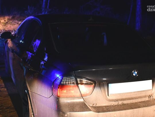 Uciekał przed policją. W samochodzie miał narkotyki, a w lesie czekali rodzice