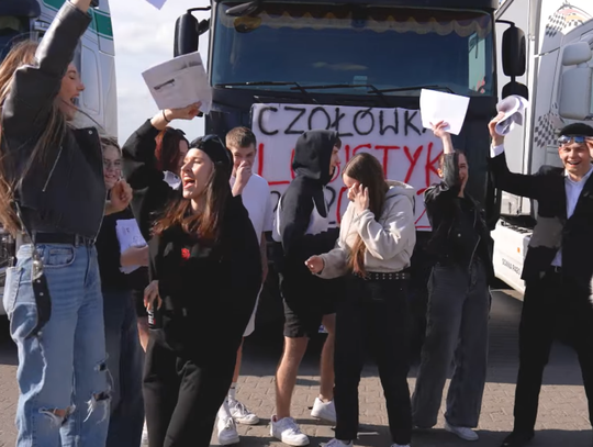 Uczniowie klasy 5 TL z ZSP w Przasnyszu kreatywnie zakończyli pięć lat swojej nauki