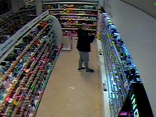 Ukradł perfumy za ponad tysiąc złotych. Publikujemy wizerunek sprawcy