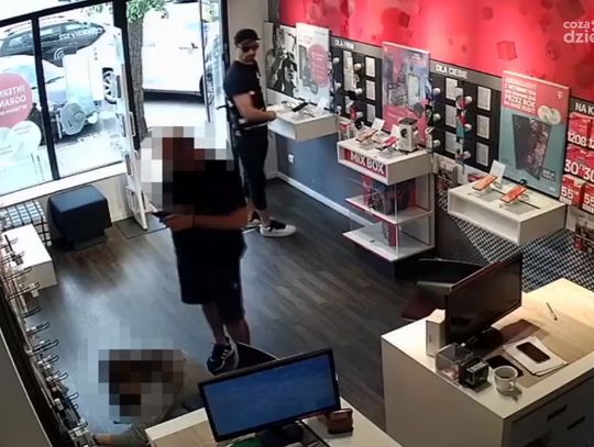 Ukradł telefon z półki wystawowej. Mężczyzny szuka policja