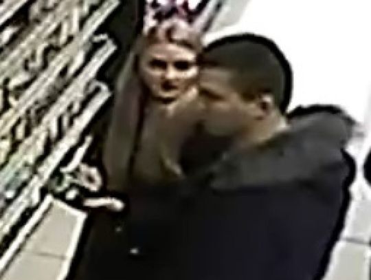Ukradli perfumy. Zapomnieli o kamerach monitoringu