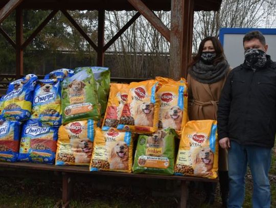 Urząd Miasta Ciechanów podarował "Świąteczną pakę dla psiaka"