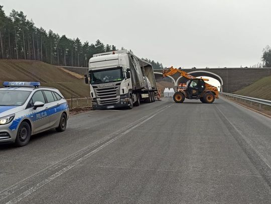 Utrudnienia na siódemce! Tir ugrzązł na poboczu AKTUALIZACJA
