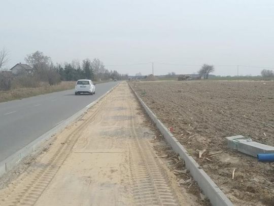 W bardzo szybkim tempie powstaje ścieżka pieszo - rowerowa od Przasnysza w kierunku Gostkowa