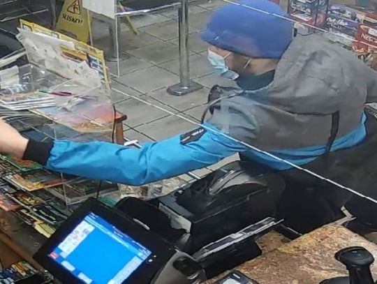 W Ciechanowie ukradł zdrapki i odepchnął pracownicę sklepu. Poznajesz go?