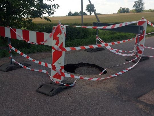 W gminie Świercze zapadła się droga (zdjęcia)