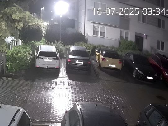 Wandal porysował auto na parkingu w Mławie. Policja publikuje nagranie z monitoringu