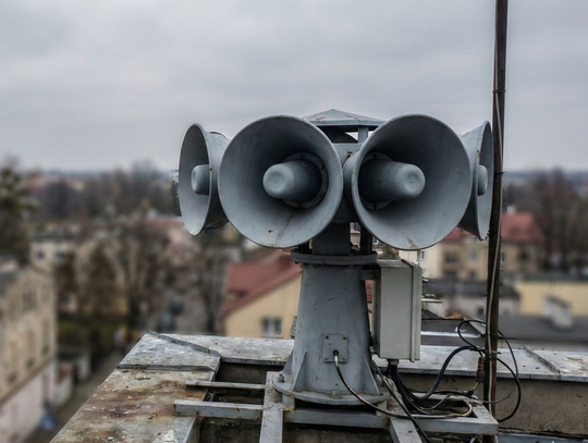 Ważny komunikat dla mieszkańców Ciechanowa. W grudniu zawyją syreny alarmowe Syrena alarmowa na dachu budynku
