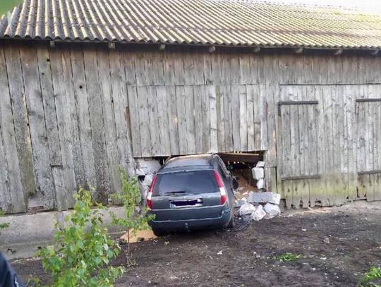 Wężewo. Wjechał autem w stodołę