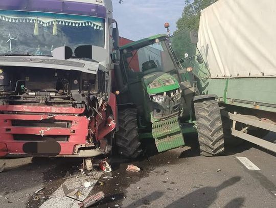Więcej maszyn rolniczych na drogach podczas żniw. Policja apeluje o ostrożność