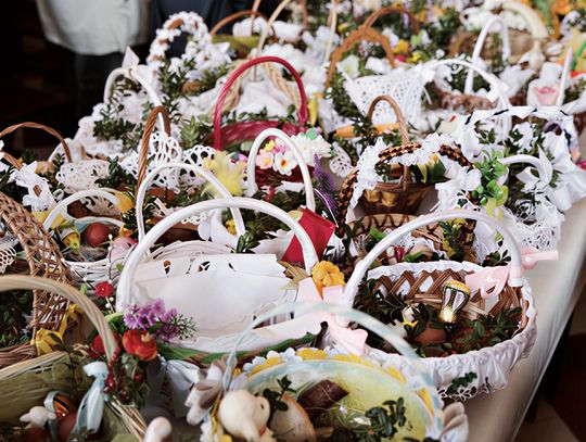 Święconki w koszyczkach na stole