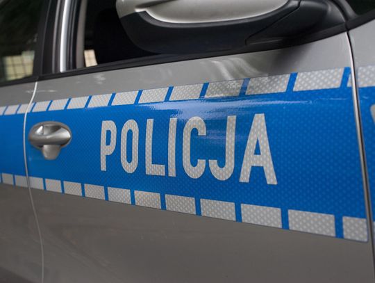 Wjechał na przejazd kolejowy przy czerwonym świetle. Kierowca odpowie przed sądem