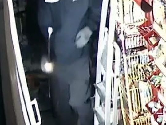Włamał się do sklepu, teraz szuka go policja