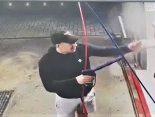 Wodą pod ciśnieniem potraktował panel sterownia na myjni w Pułtusku. Policja szuka dewastatora [zdjęcia]