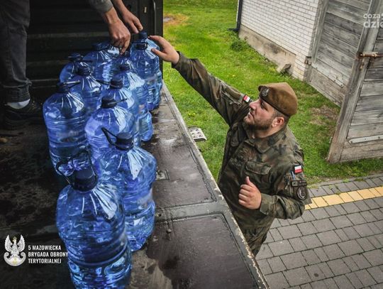 Wojsko dostarcza wodę mieszkańcom gminy Baboszewo Wojsko dostarcza wodę mieszkańcom gminy Baboszewo