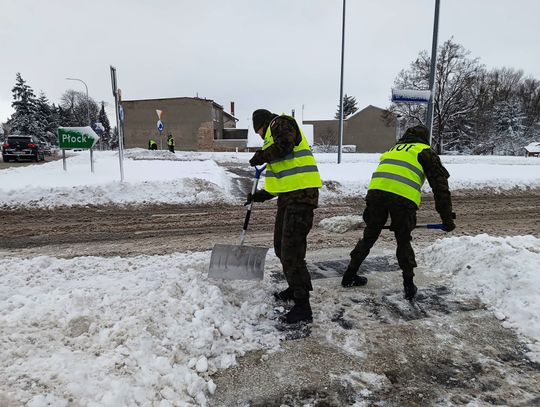 Żołnierze WOT odśnieżają Ciechanów