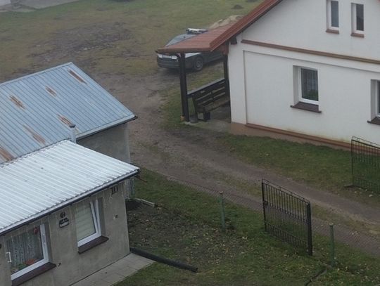 Wojskowy dron spadł na prywatną działkę w Lekowie. Trwają ustalenia Miejsce upadku drona