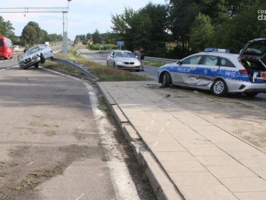 Wpadł w poślizg i uderzył w radiowóz