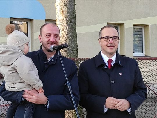 Poseł Adam Krzemiński i burmistrz Łukasz Chrostowski na konferencji prasowej przy żłobku w Przasnyszu