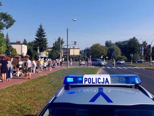 Wspólna akcja policji i uczniów. Zwracają uwagę na bezpieczeństwo pieszych