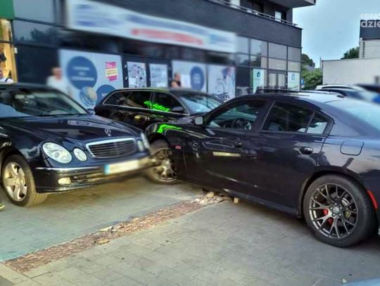 Wszystkiemu winien ciechanowianin. Wjechał na parking, uszkodził wiatę i zaparkowane samochody