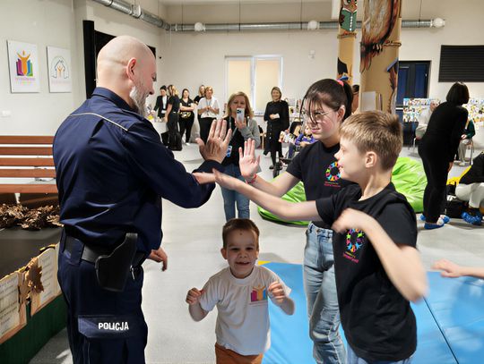 Dzieci z ZOL w Czubakach z policjantem