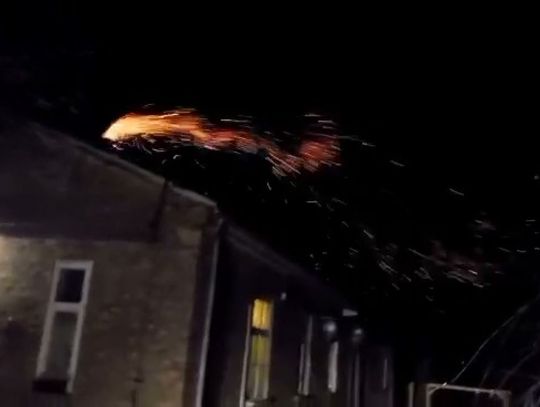 Wybuchł pożar, rodzina spała. Zareagowali policjanci po służbie