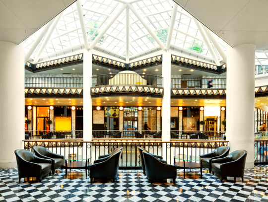 Wydajne oświetlenie centrum handlowego – praktyczne wskazówki