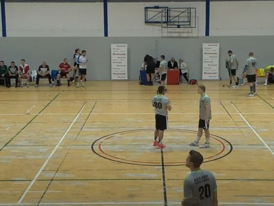 Wygląda paskudnie, będzie jak nowa. Nawierzchnia w ciechanowskiej hali sportowej do remontu
