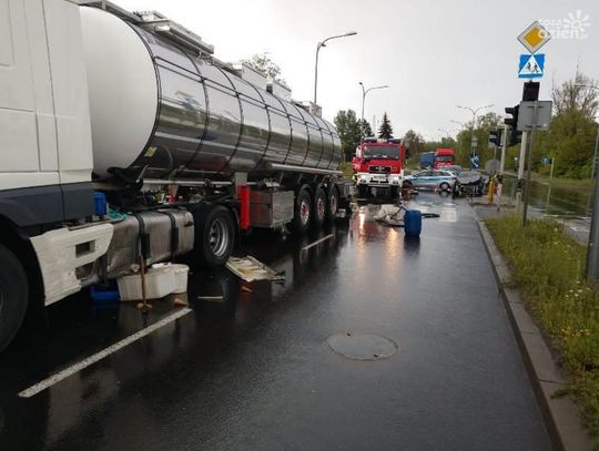 Wypadek cysterny sparaliżował ruch na pętli miejskiej (zdjęcia)