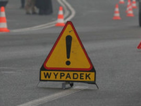 Wypadek na DK nr 60 w Makowie Mazowieckim. Dachowanie toyoty po uderzeniu ciężarówki