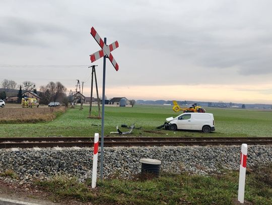 Wypadek pod Płońskiem: Szynobus zderzył się z autem na niestrzeżonym przejeździe Miejsce zderzenia szynobusu z samochodem